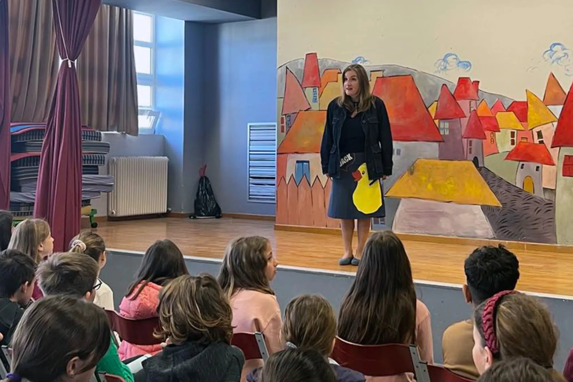 Η ψυχολόγος Αννίτα Λουδάρου σε εκδήλωση σε σχολείο, μιλώντας σε μαθητές για την ψυχική υγεία