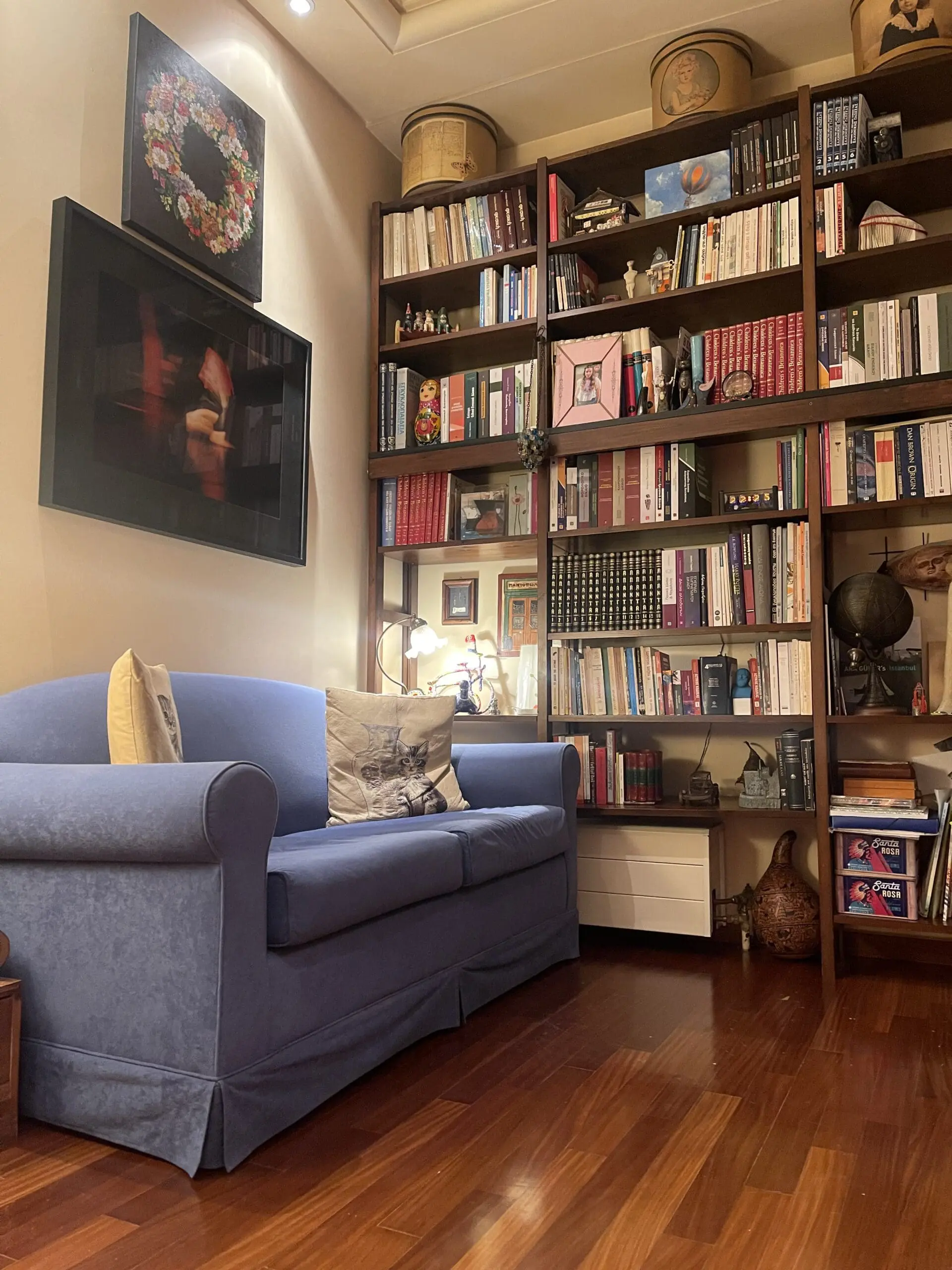 Γωνιά ανάγνωσης σε θεραπευτικό χώρο με καναπέ, ιδανική για συζήτηση και σκέψη.