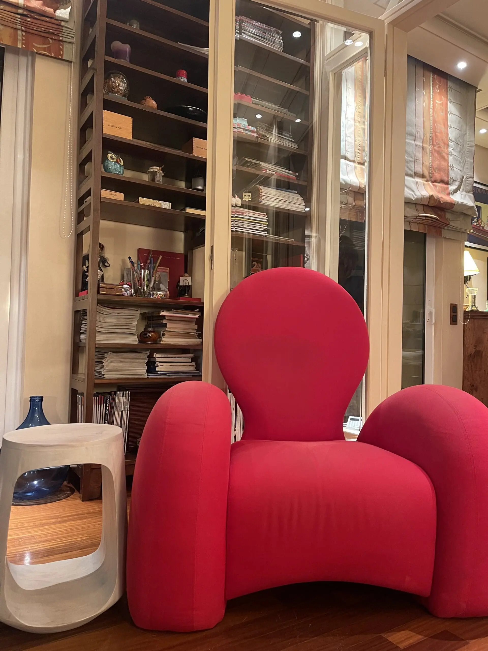 Εσωτερικό γραφείου ψυχολόγου με βιβλιοθήκη, που προσφέρει μια αίσθηση ηρεμίας και εμπιστοσύνης