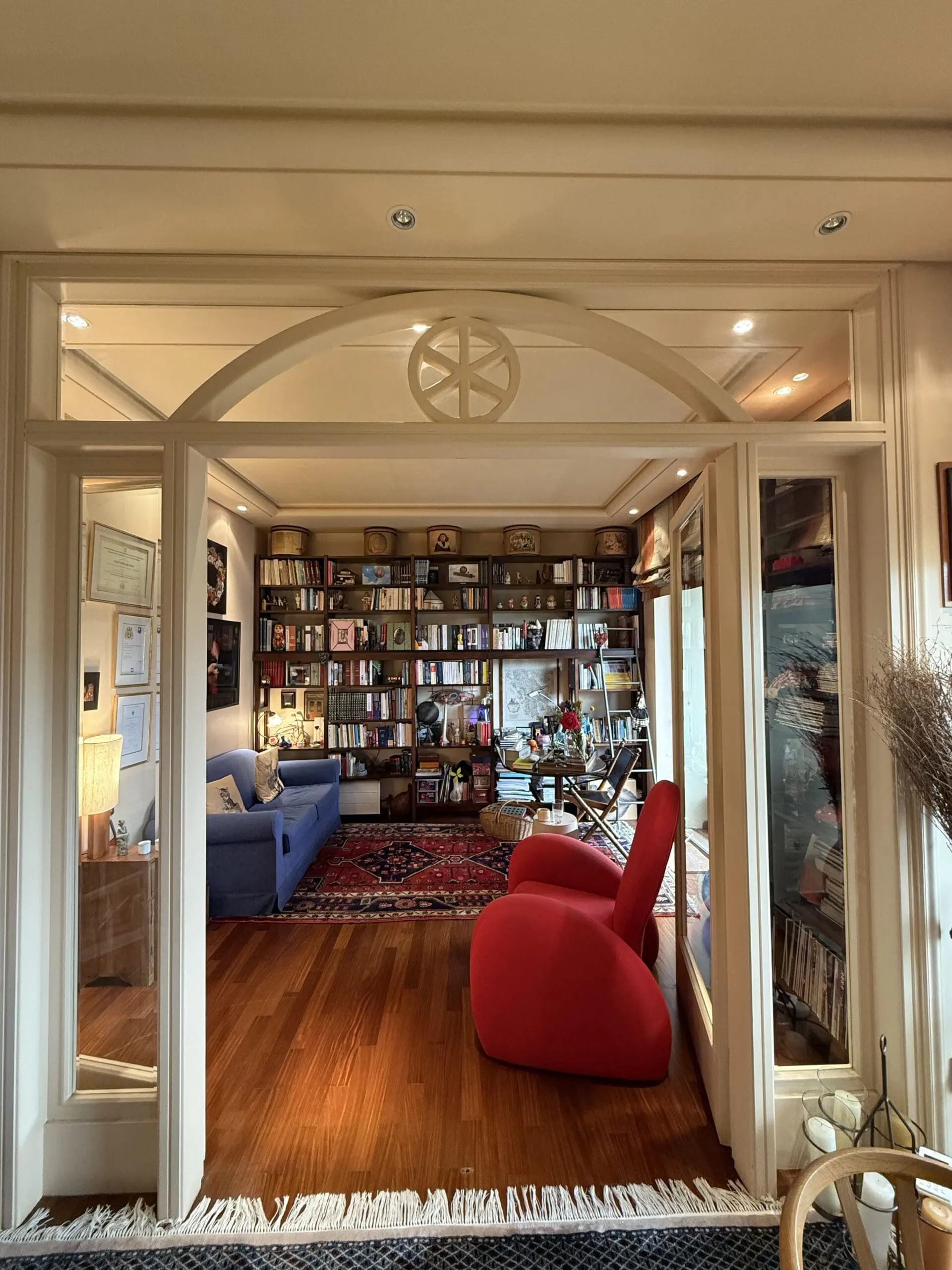 Σύγχρονος και ζεστός χώρος ψυχοθεραπείας με έπιπλα σε γήινους τόνους.