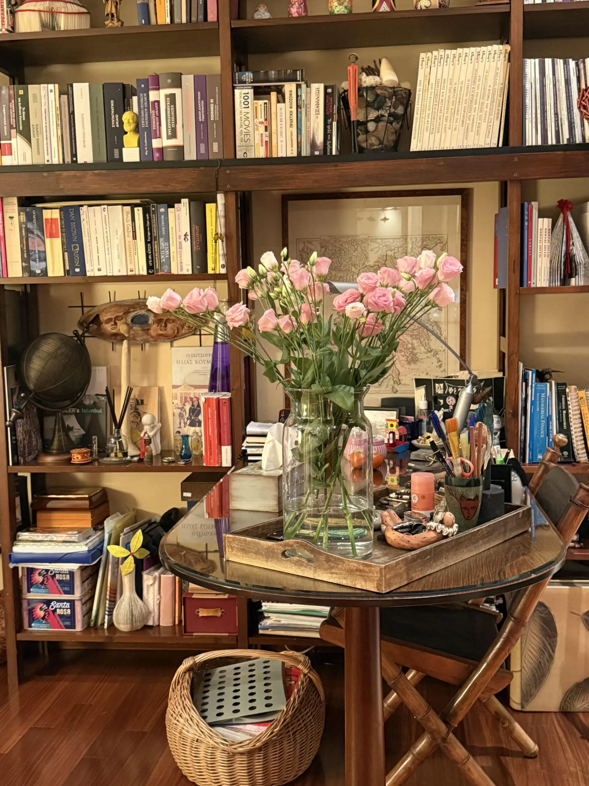 Κοντινό πλάνο σε τραπέζι με φρέσκα λουλούδια, προσθέτοντας μια νότα ζεστασιάς και φροντίδας στον θεραπευτικό χώρο